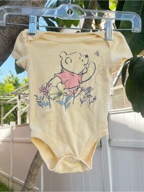Disney Baby Winnie the Pooh Onesie with Snaps in Yellow !